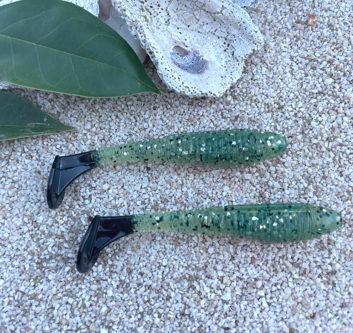 Flats Shad Natural Salt-N-Pepa 3.8” w/black tail dip